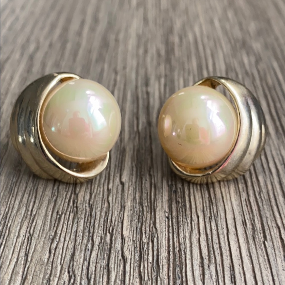 Vintage Faux Pearl Clip-On gold tone earrings